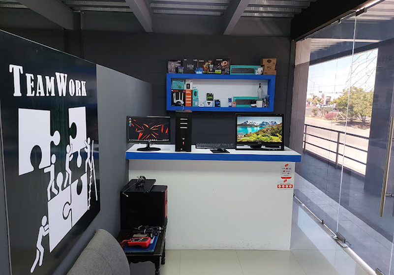 PCYLAP | Fotografía interior del taller de computadoras en Mazatlán Sinaloa.